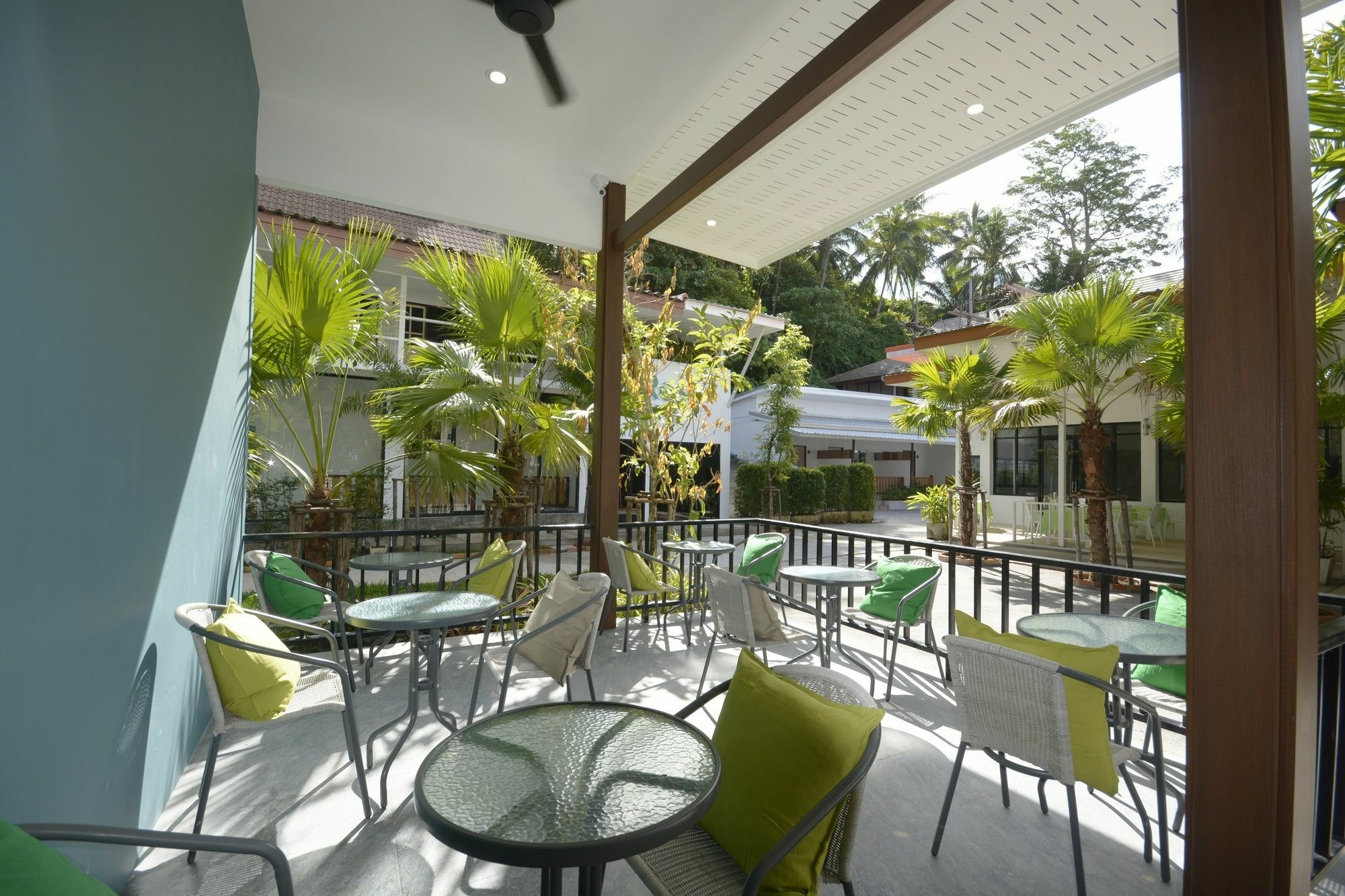 Хостел Irest Ao Nang Seafront Экстерьер фото