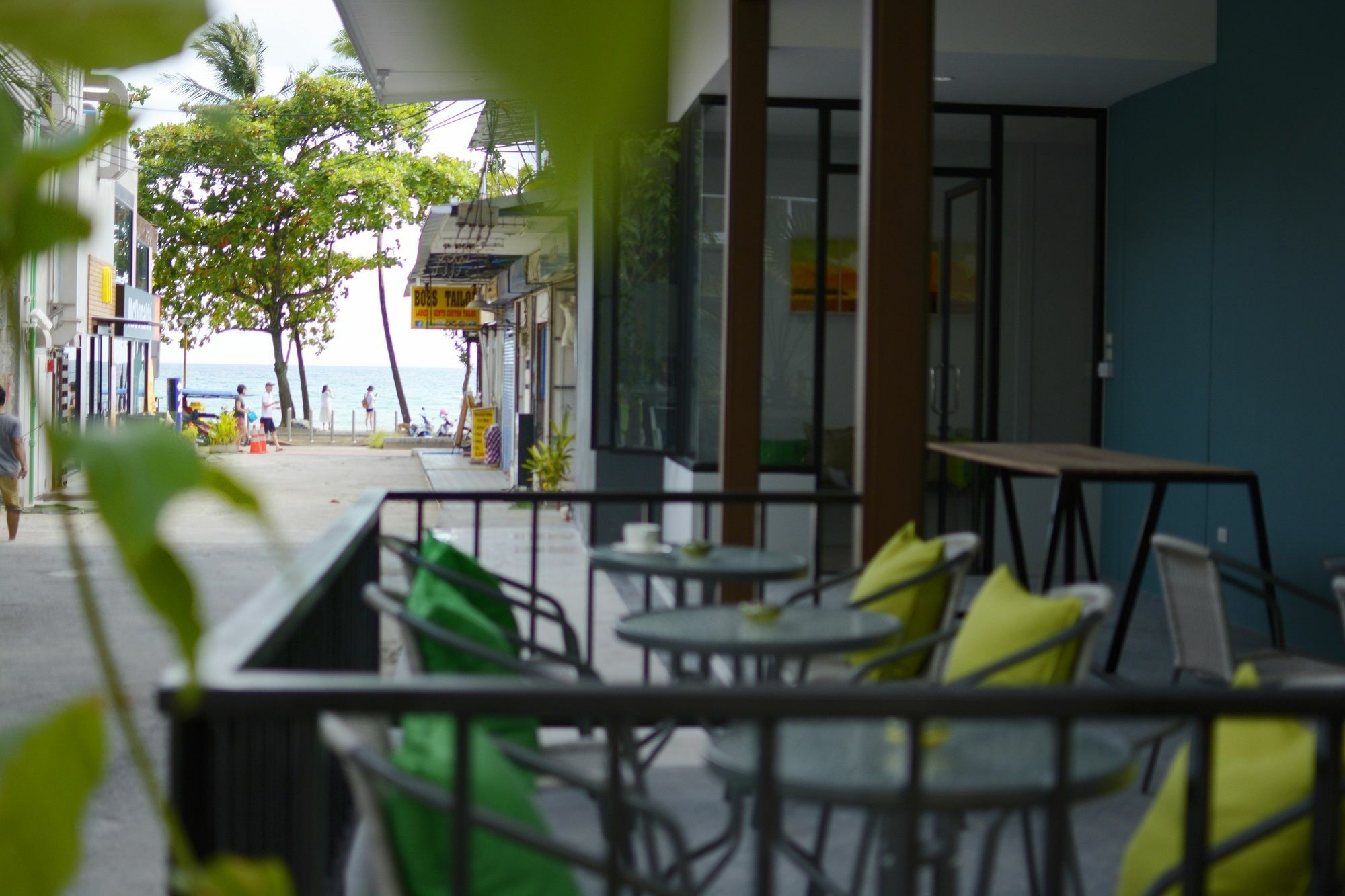 Хостел Irest Ao Nang Seafront Экстерьер фото
